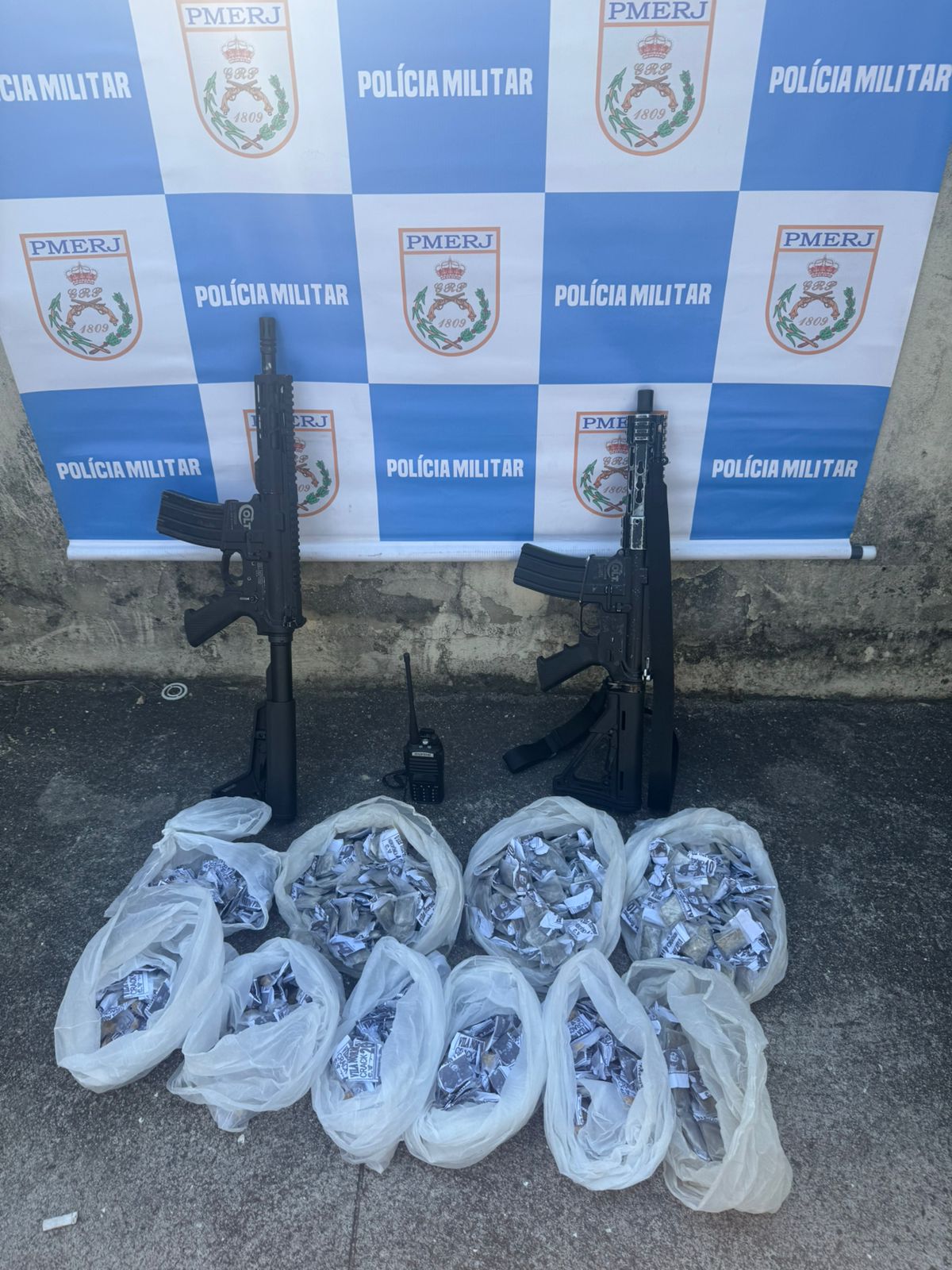 21º BPM apreende dois fuzis e drogas na Vila Norma após uma informação do Disque Denúncia 